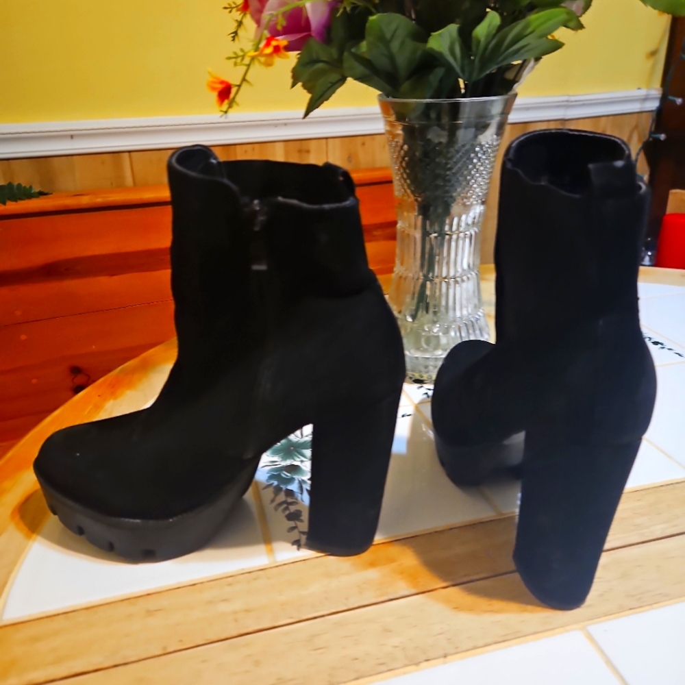 Elegant Black Women's Platform Boots